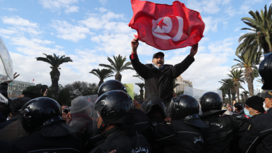 Photo of بلومبيرغ: تضاؤل ​​الحريات وانهيار الاقتصاد يهددان بانفجار الوضع في تونس