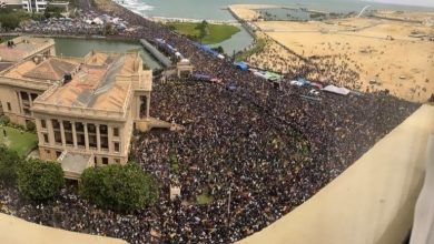 Photo of سريلانكا.. الرئيس يفر ورئيس الوزراء يعتزم التنحي والمتظاهرون الغاضبون يقتحمون القصر واجتماع عاجل لبحث حالة الفراغ