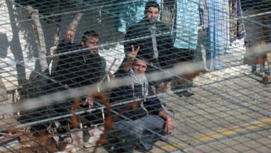 Photo of 30 معتقلاً فلسطينياً إدارياً يواصلون إضرابهم لليوم الثامن