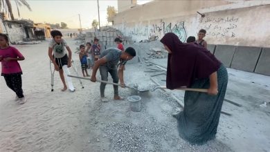 Photo of غزة.. فلسطينية تصنع قبور الشهداء من ركام المنازل