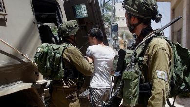 Photo of الضفة: اعتقال 12 فلسطينيًا بينهم أسرى سابقون