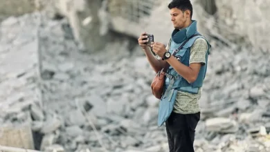 Photo of شاهد.. والدة الصحفي “الوحيدي” تعلن إضراباً مفتوحاً عن الطعام