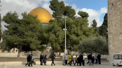 Photo of تحت حماية القوات الإسرائيلية… مستوطنون يقتحمون باحات المسجد الأقصى في رابع أيام الحانوكا