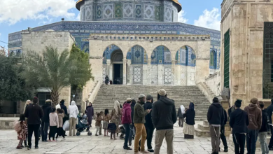 Photo of آلاف المستوطنين يقتحمون الأقصى والاحتلال يحول القدس لثكنة عسكرية (شاهد)