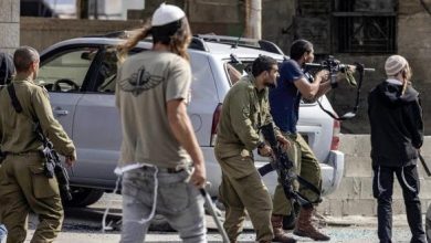 Photo of مستوطنون يهاجمون حافلة للمقدسيين بحي الشيخ جراح والاحتلال يعتقل شابًا بالعيساوية